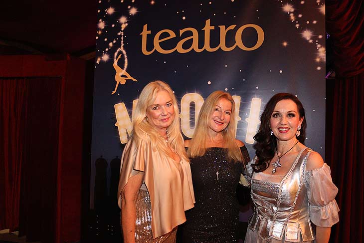 Marion Küffer, Barbara Osthoff, Angelika Zwerenz bei der Premiere des Programmes Moonia im teatro am 3.11.2022 (gFoto: Martin Schmitz)